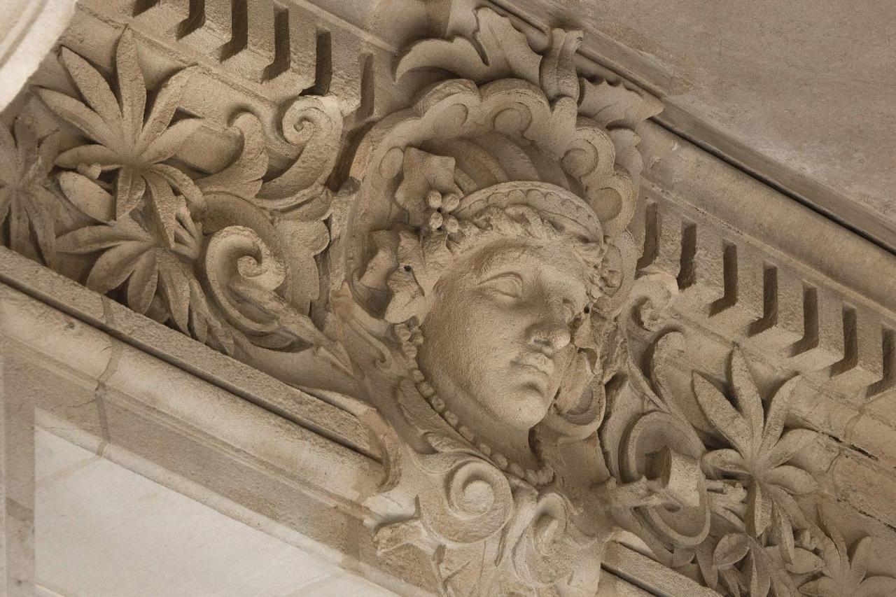 La Demeure Montaigne Hotel Paris Exterior photo Detail of the ceiling
