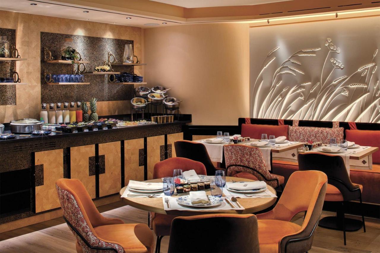 La Demeure Montaigne Hotel Paris Exterior photo The interior of the restaurant