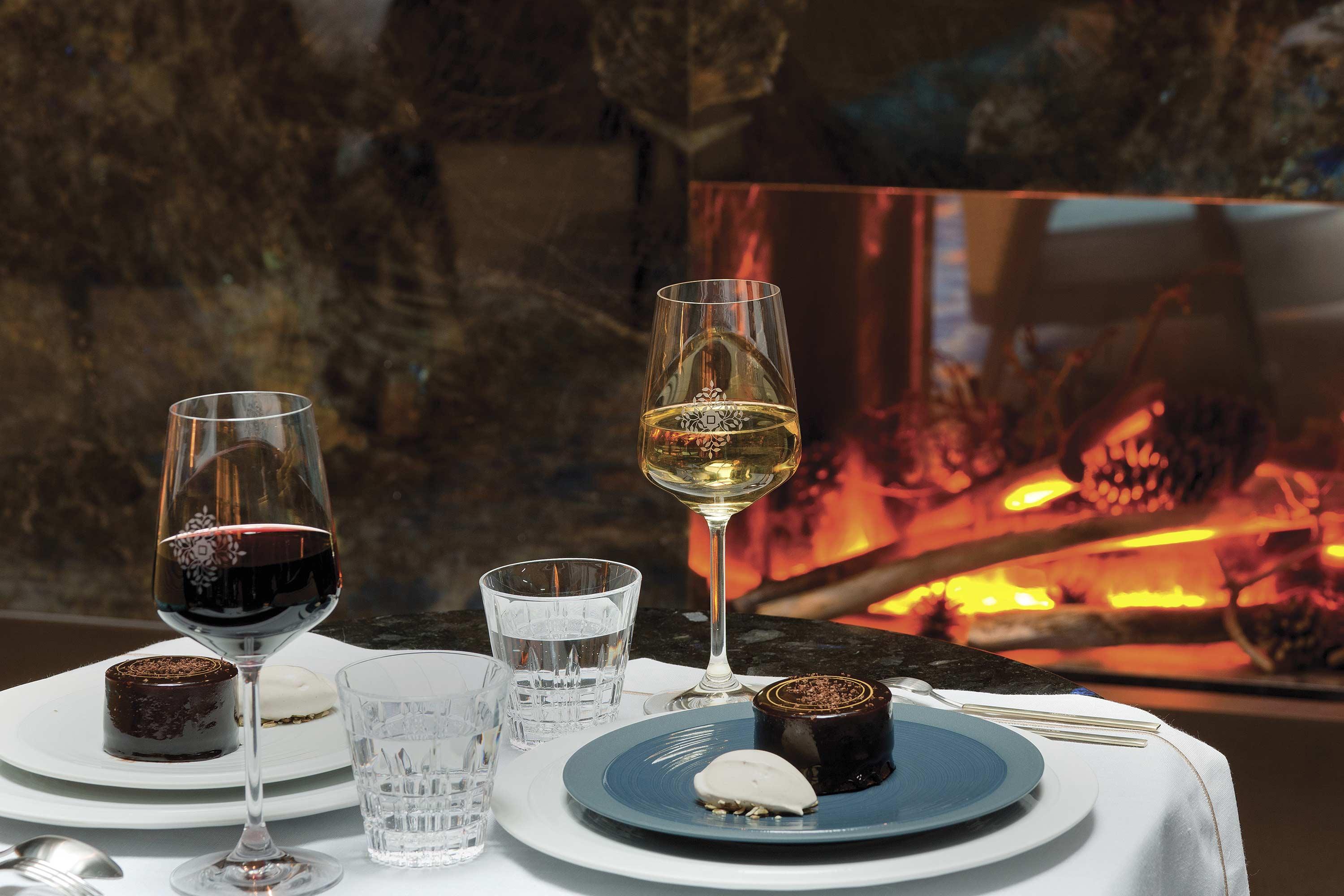 La Demeure Montaigne Hotel Paris Exterior photo Wine and chocolate
