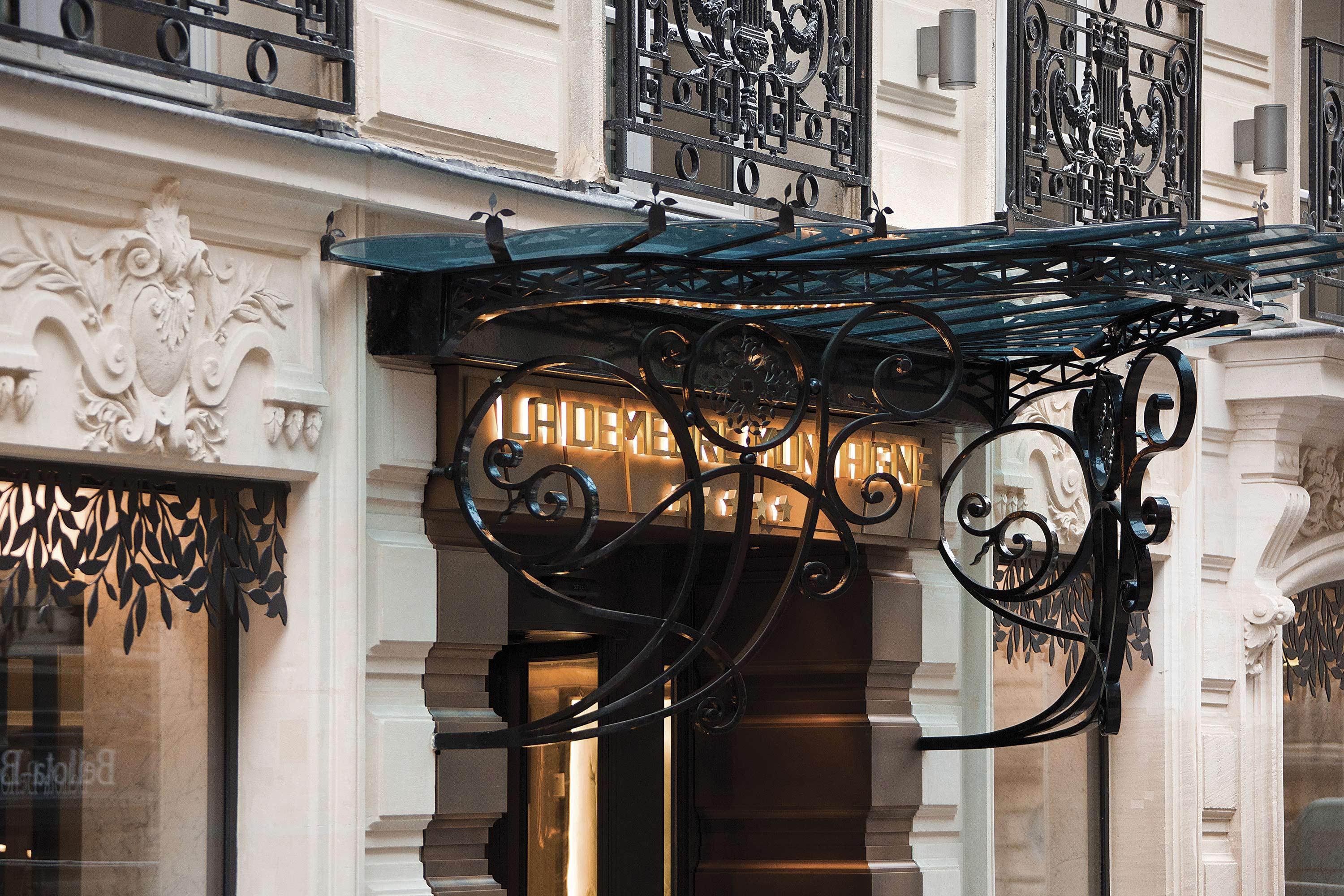 La Demeure Montaigne Hotel Paris Exterior photo The staircase