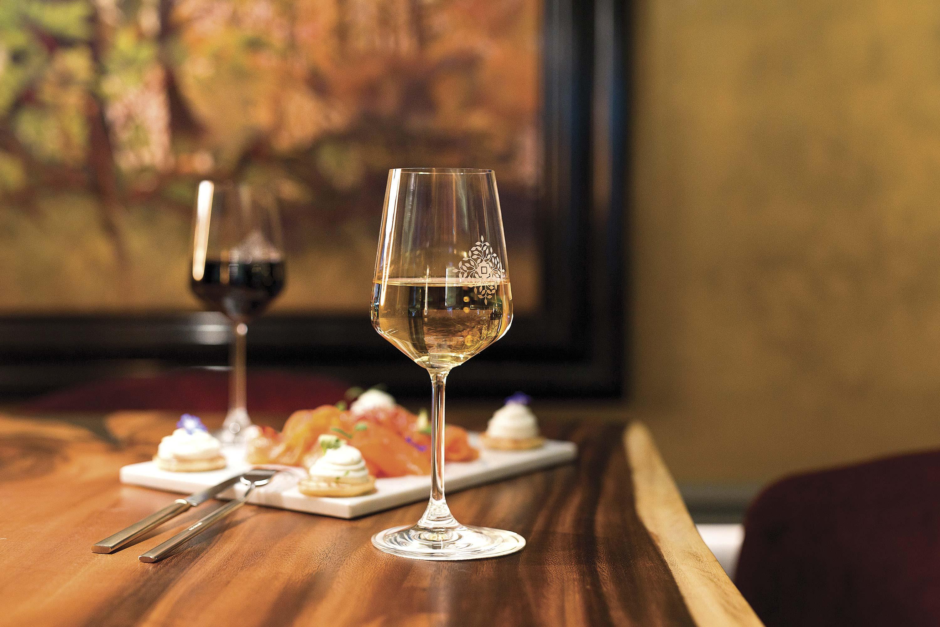 La Demeure Montaigne Hotel Paris Exterior photo A wine glass