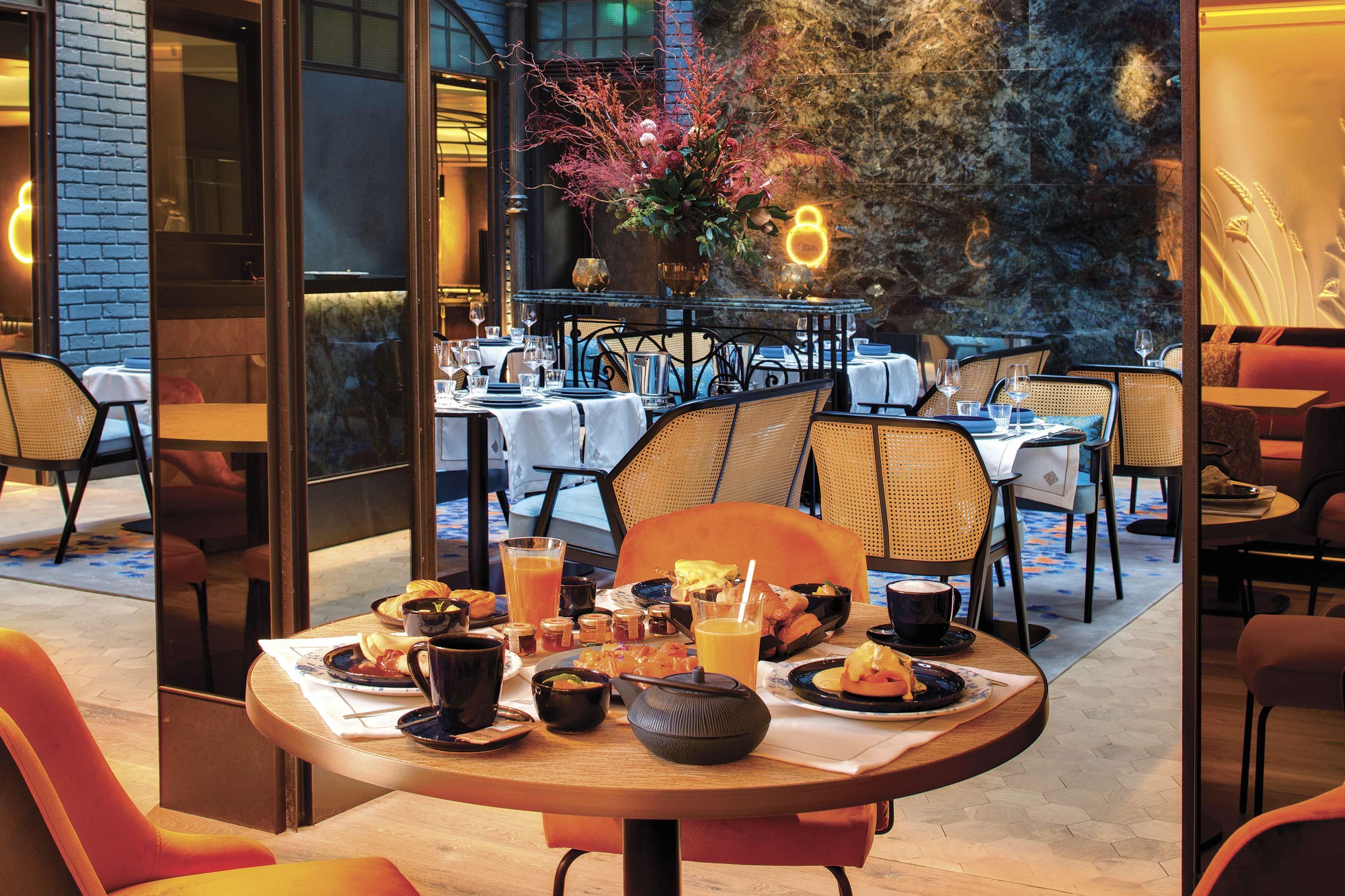 La Demeure Montaigne Hotel Paris Exterior photo The restaurant