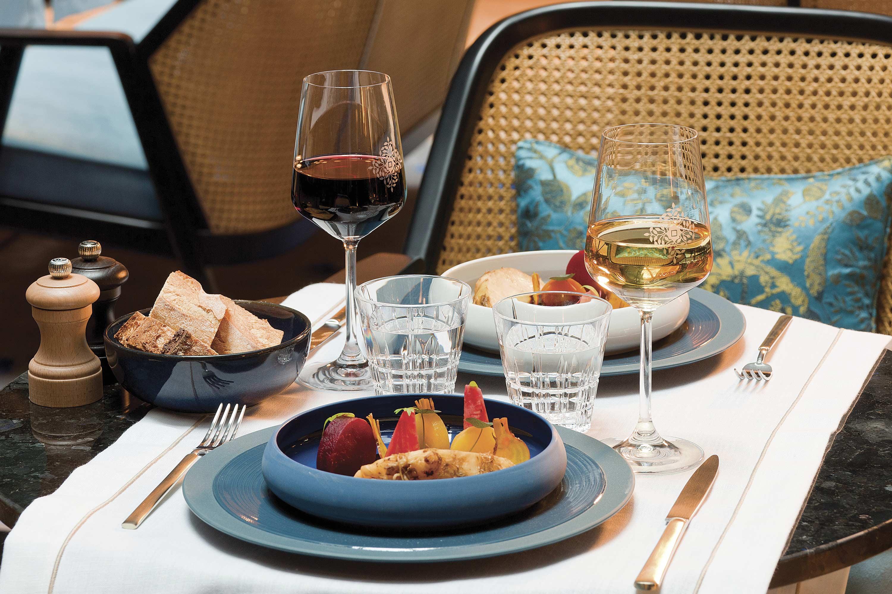 La Demeure Montaigne Hotel Paris Exterior photo A table set for dinner