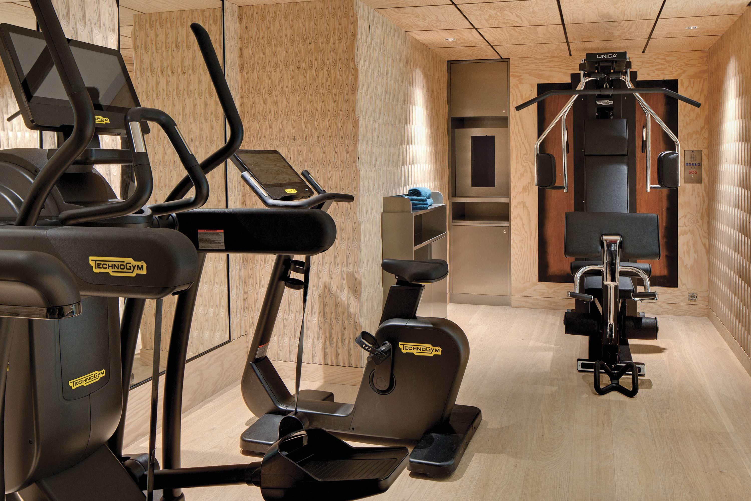 La Demeure Montaigne Hotel Paris Exterior photo Technogym Wellness Suite