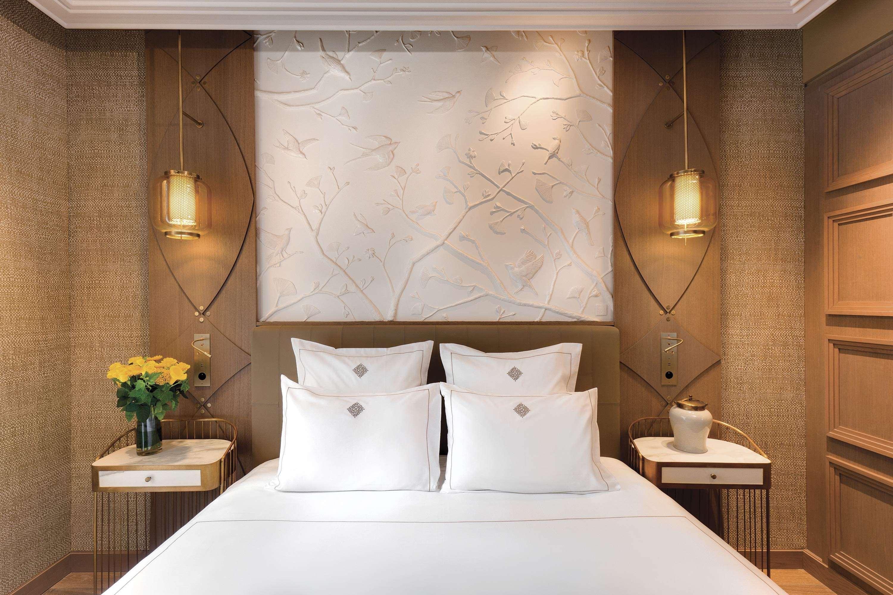 La Demeure Montaigne Hotel Paris Exterior photo A bedroom at the Mandarin Oriental Paris
