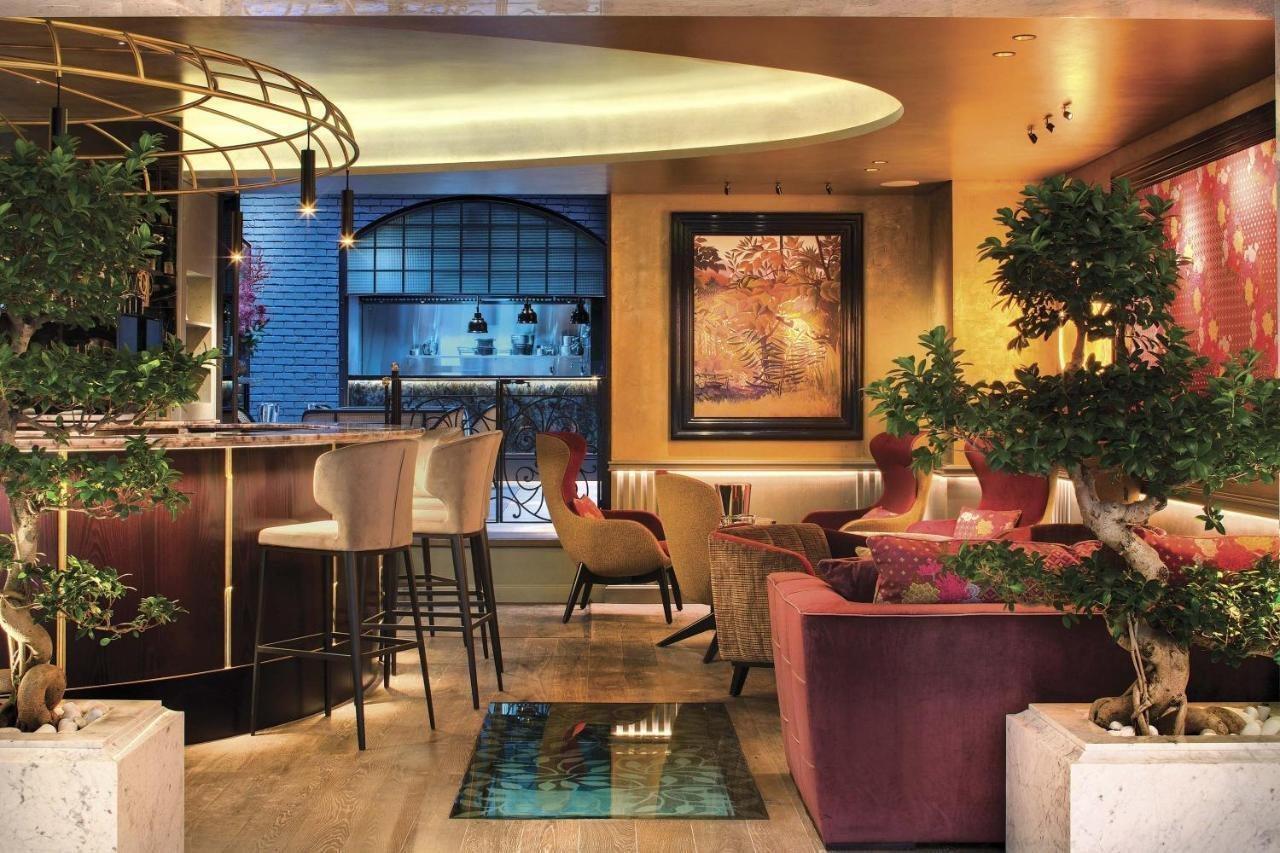 La Demeure Montaigne Hotel Paris Exterior photo The interior of the bar