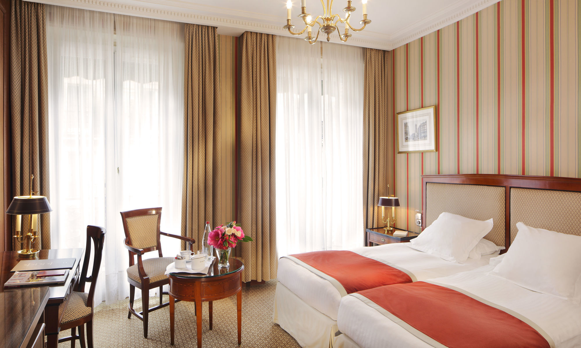 La Demeure Montaigne Hotel Paris Room photo A room at the hotel